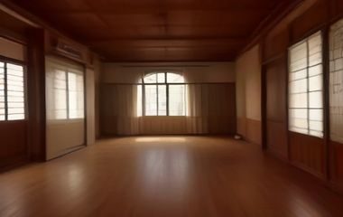 韩国家庭室内场景温馨客厅布置，柔和暖光映照，呈现妈妈的朋友韩国系列中常见的家庭关系场景氛围