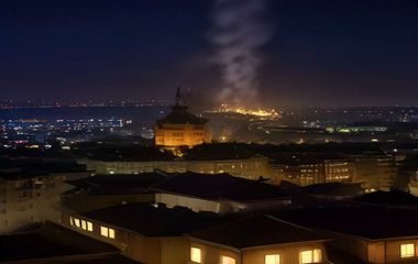 韩国首尔都市街景夜晚霓虹灯下行人穿梭，现代都市感强烈，是妈妈的朋友韩国系列故事发生的典型背景环境